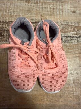 Girls size 13 Nike tennis shoes. NWOT